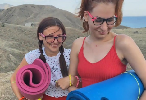 Чуваки познакомились с русскими девками, идущими с пляжа, и уговорили стесняшек на секс на природе