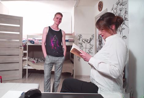 Училка дала пощёчину ученику, после чего русской бабе пришлось извиняться, с широко раскрытым ртом и максимально раздвинутыми ногами