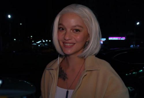 У всего есть цена. За новенький айфон я готова и дать незнакомку.