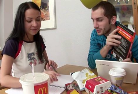 Пацан помог подружке написать конспект, после чего смачно отымел крошку в очко