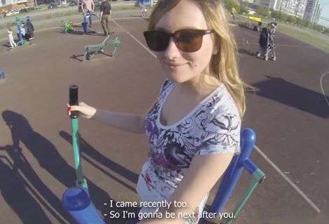 Чувак всего час назад познакомился с русской спортсменкой, а она уже скачет на его члене в тренажерке